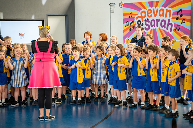 Pevan & Sarah teaching school children Wag Your Tail